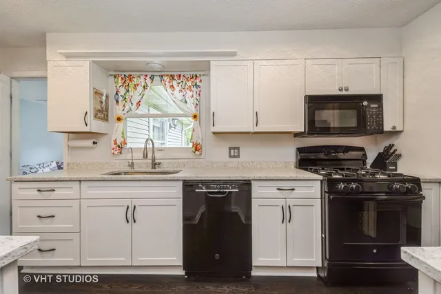 $320,000 | 6206 Hilly Way, Cary, IL 60013