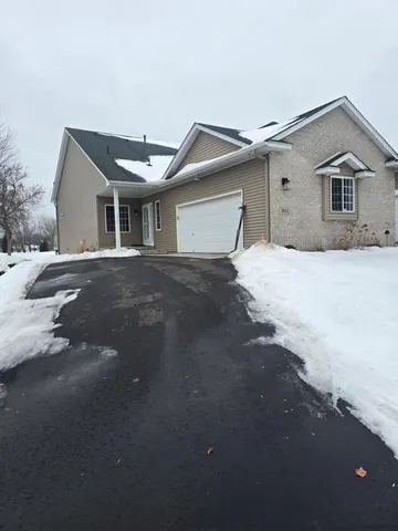 $2,595 | 3933 93rd Avenue North, Brooklyn Park, MN 55443