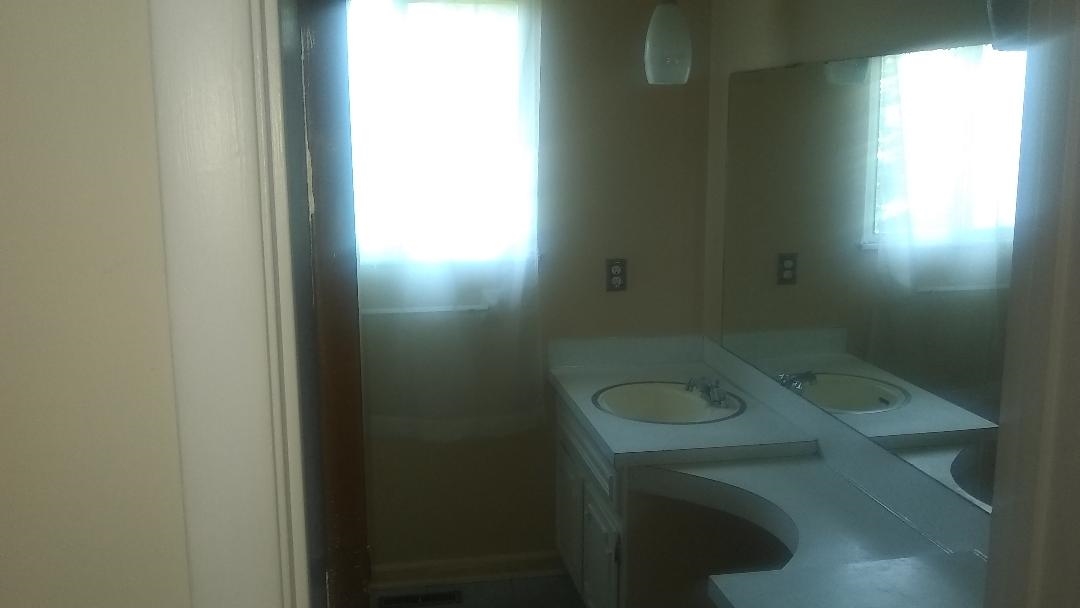 5157 North Jennings Road Flint, MI 48504 - Photo 5 of 6 50020171-5.JPG