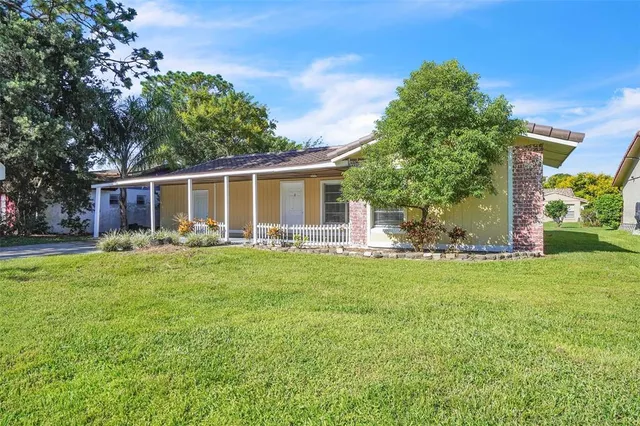 a view of a house with backyard and garden