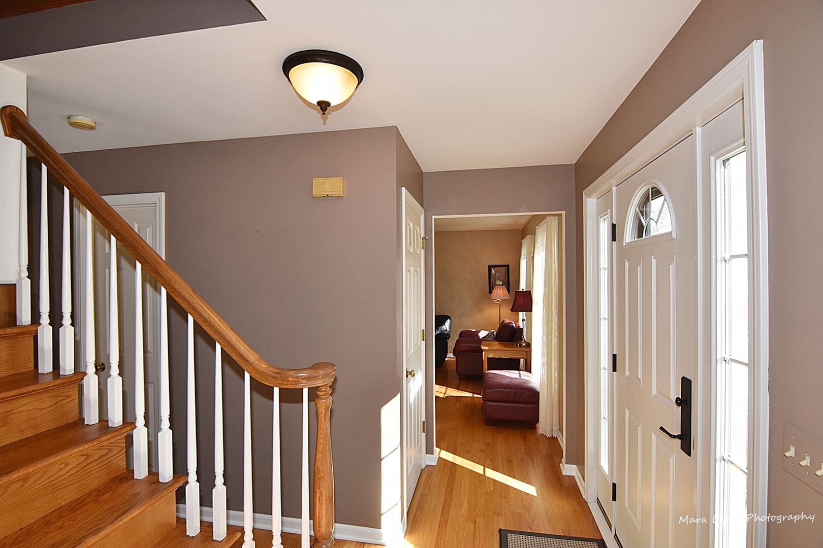 1805 Forest Ridge Road St. Charles, IL 60174 - Photo 3 of 25 a view of a hallway with a livingroom and furniture