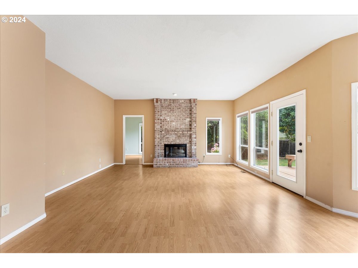 2925 Hunter Way West Linn, OR 97068 - Photo 22 of 46 Living Room