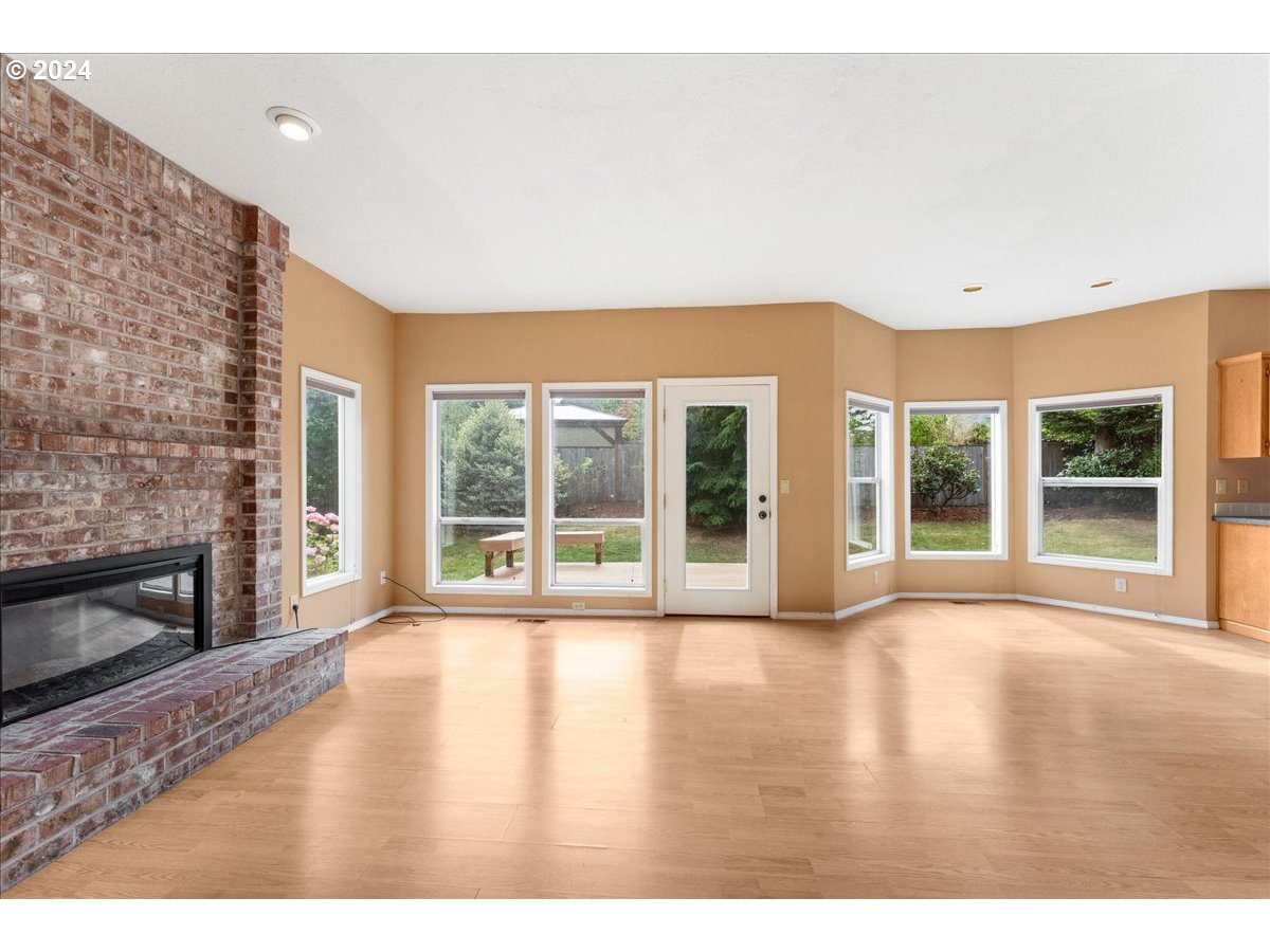 2925 Hunter Way West Linn, OR 97068 - Photo 23 of 46 Living Room
