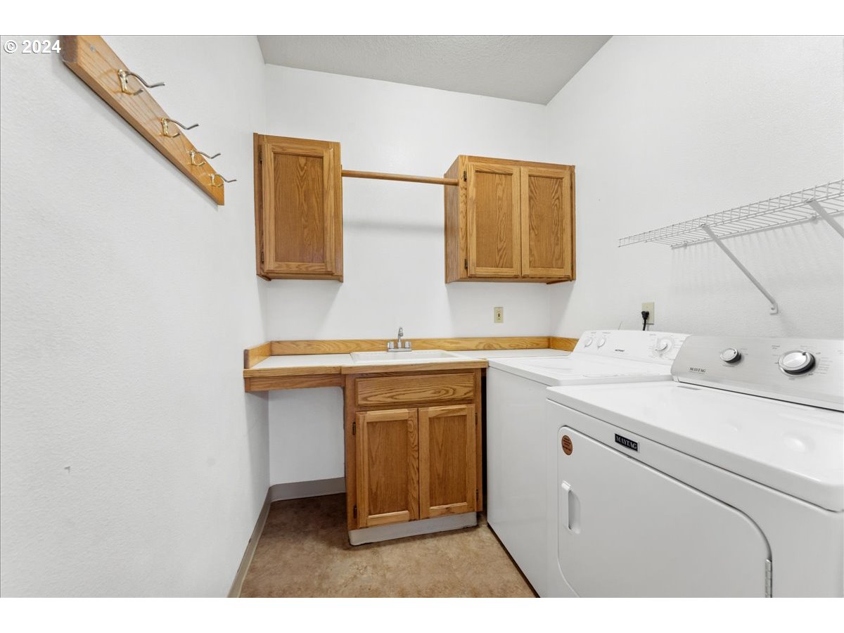2925 Hunter Way West Linn, OR 97068 - Photo 27 of 46 Laundry