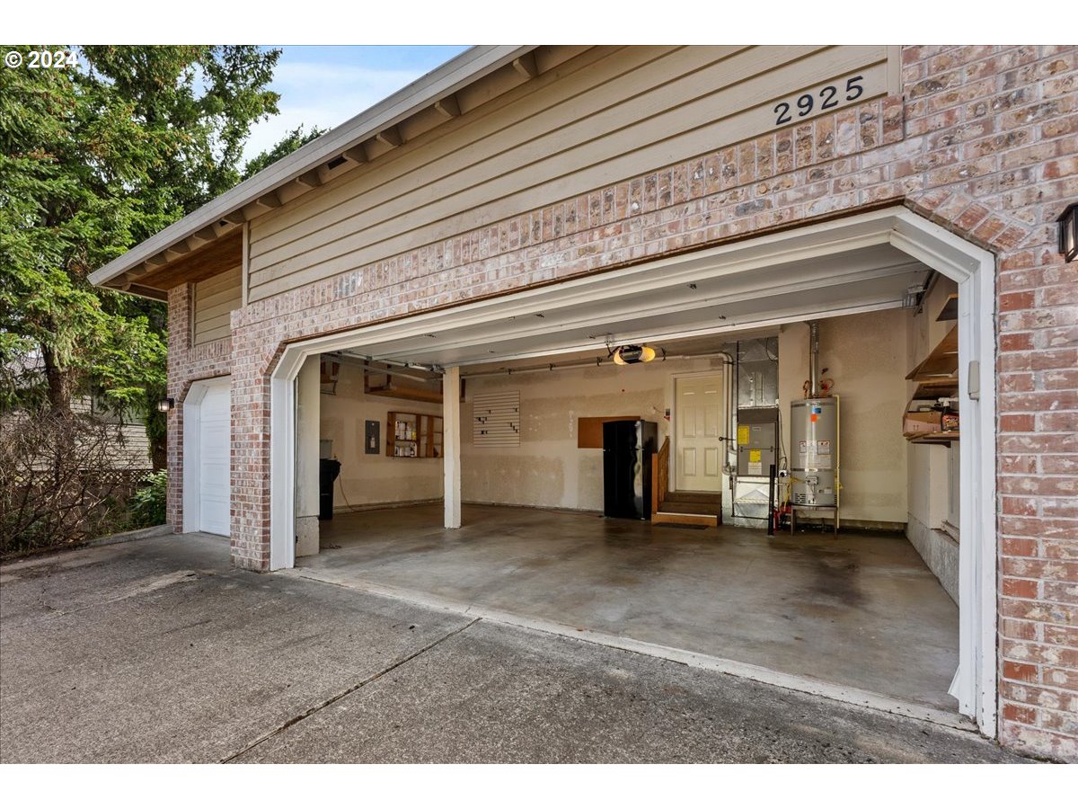 2925 Hunter Way West Linn, OR 97068 - Photo 10 of 46 Garage