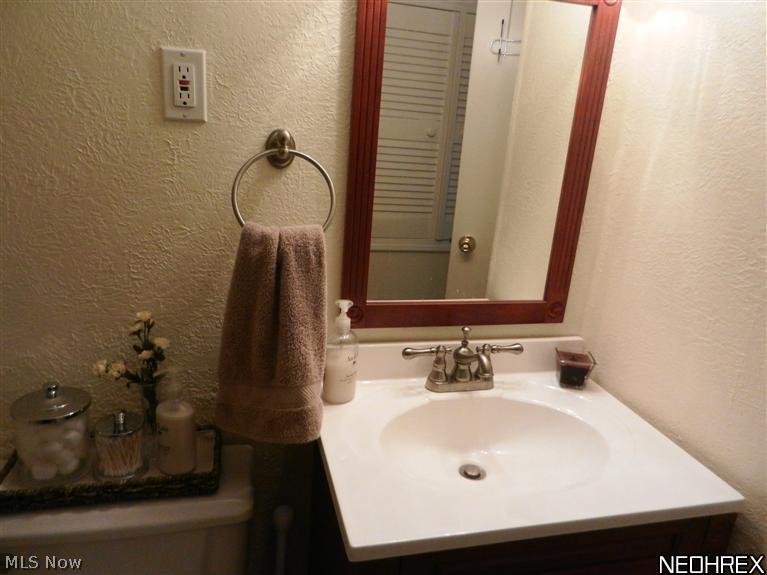 994 Glenside Avenue South Euclid, OH 44121 - Photo 10 of 17 BATHROOM