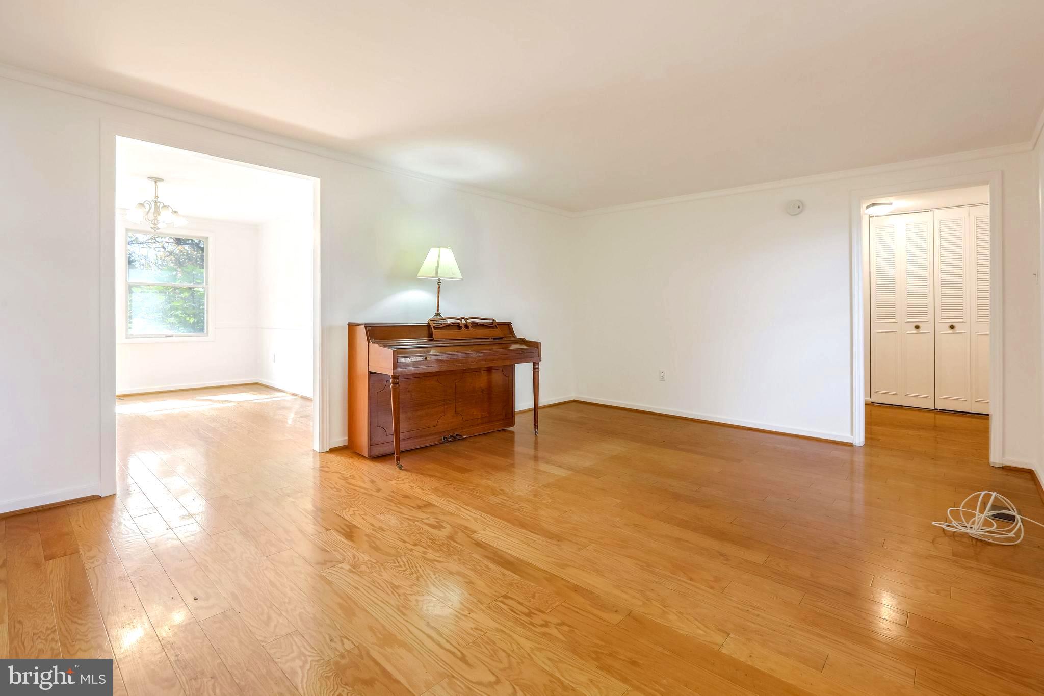 6168 Waiting Spring Columbia, MD 21045 - Photo 5 of 31 Living Room