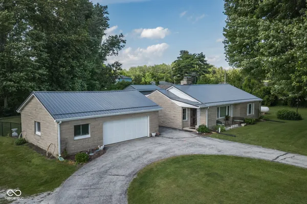 $425,000 | 3326 West U.S. Highway 36, Danville, IN 46122