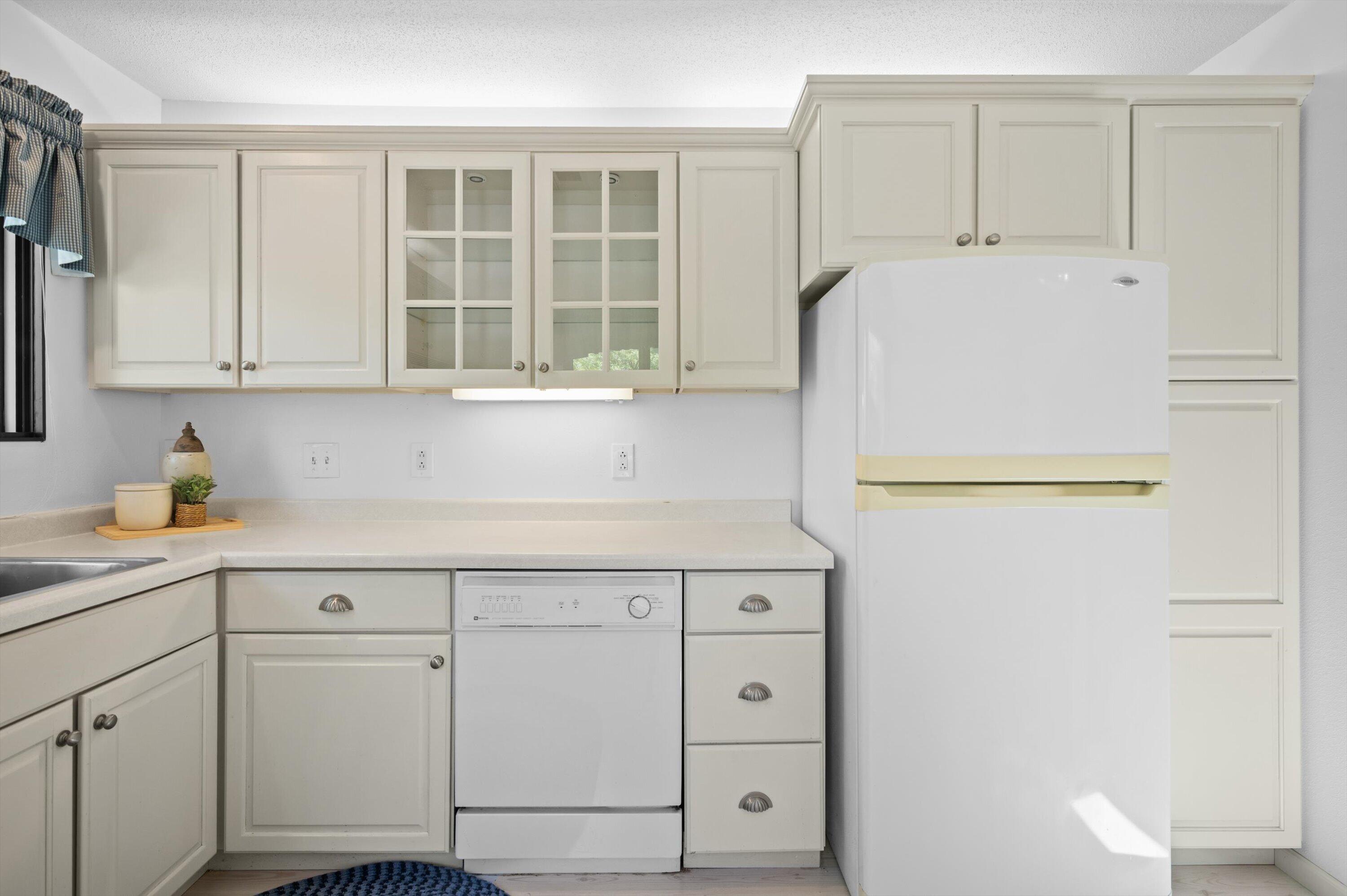 500 West Bender Road, Unit 61 Glendale, WI 53217 - Photo 16 of 36 Kitchen Cabinetry