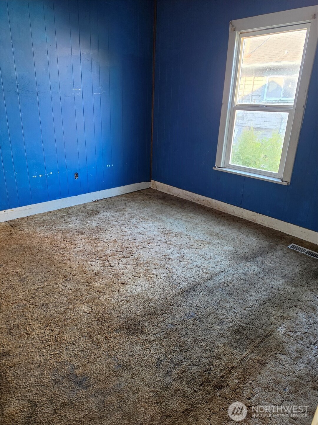 1518 West 1st Street Aberdeen, WA 98520 - Photo 6 of 17 an empty room with a window