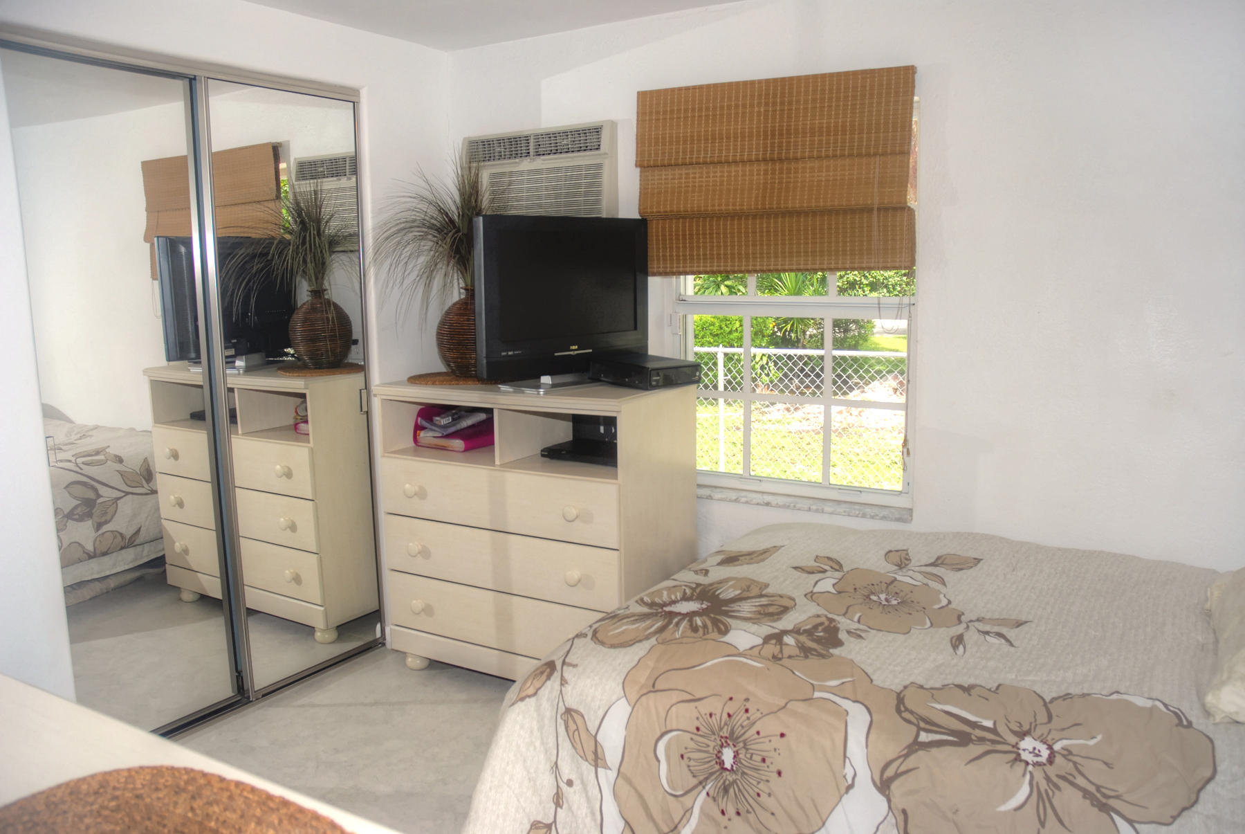 936 La Paloma Road Key Largo, FL 33037 - Photo 13 of 20 Alternate View of Bedroom 2