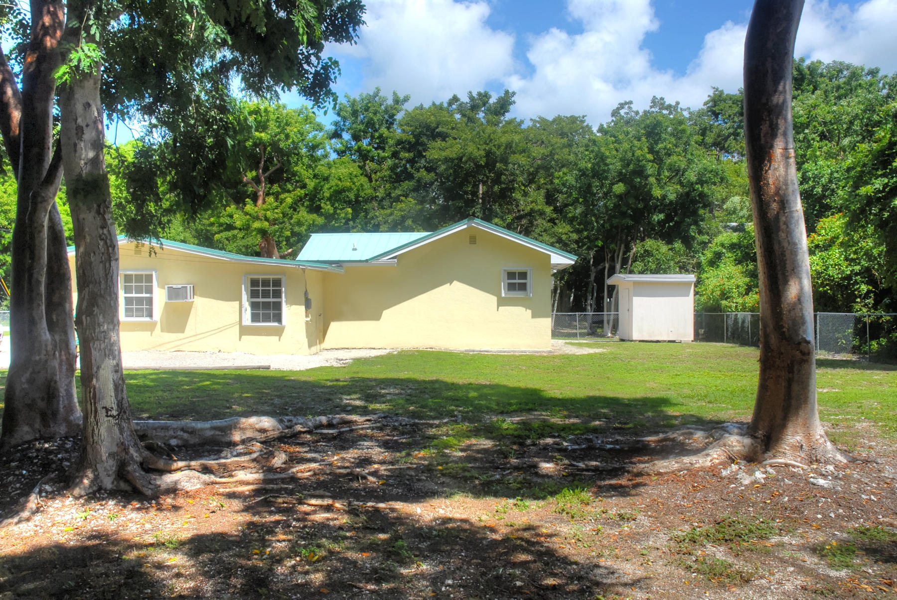 936 La Paloma Road Key Largo, FL 33037 - Photo 17 of 20 Side & Back View
