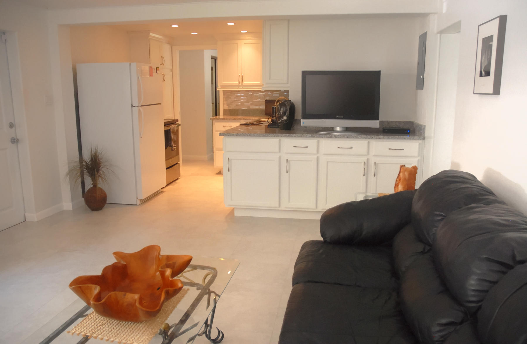 936 La Paloma Road Key Largo, FL 33037 - Photo 5 of 20 Living Room & Kitchen