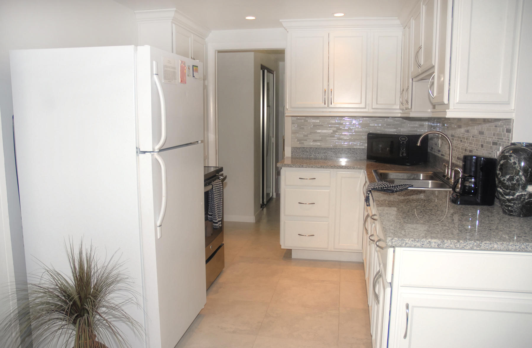 936 La Paloma Road Key Largo, FL 33037 - Photo 6 of 20 Kitchen