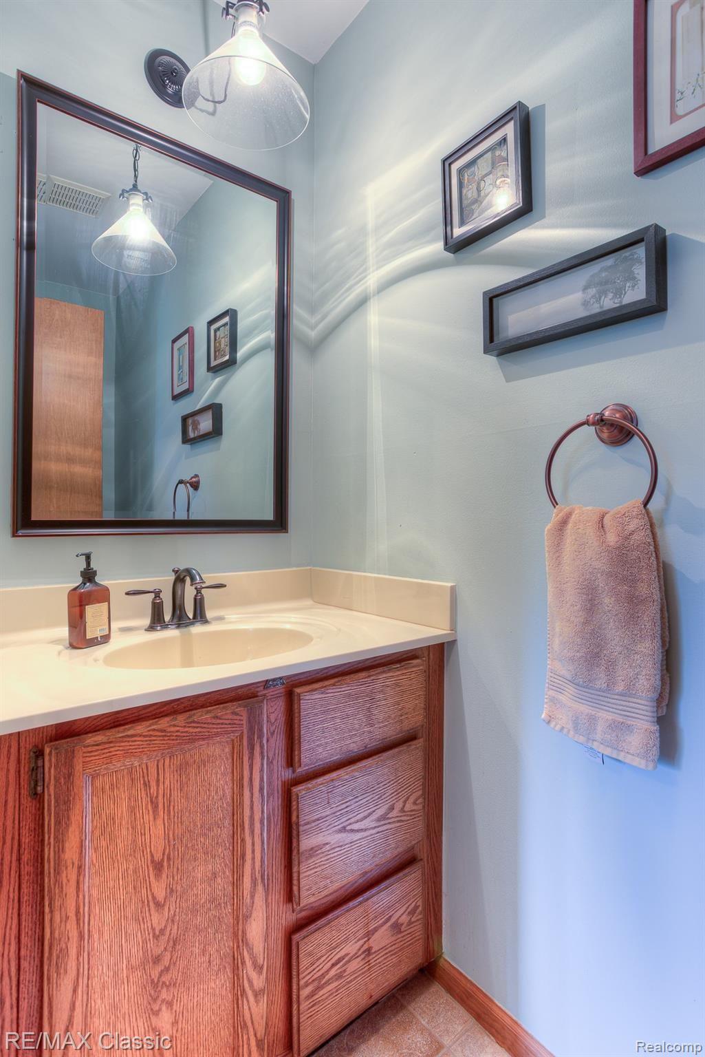 4021 West Maple Road Wixom, MI 48393 - Photo 18 of 46 4021 west maple interiors (12).jpg