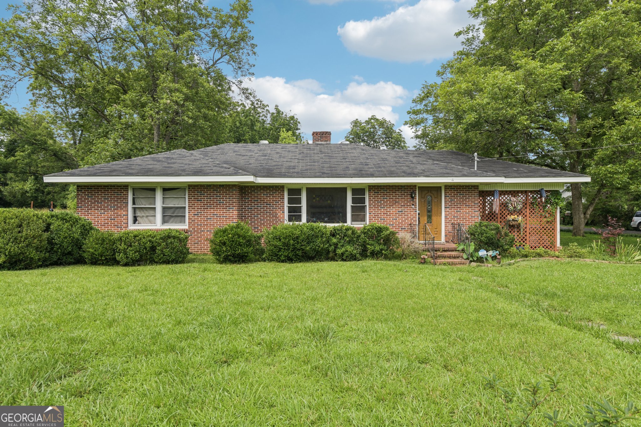 a view of a house with a backyard