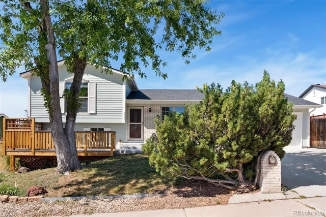a view of a couches in front of a house