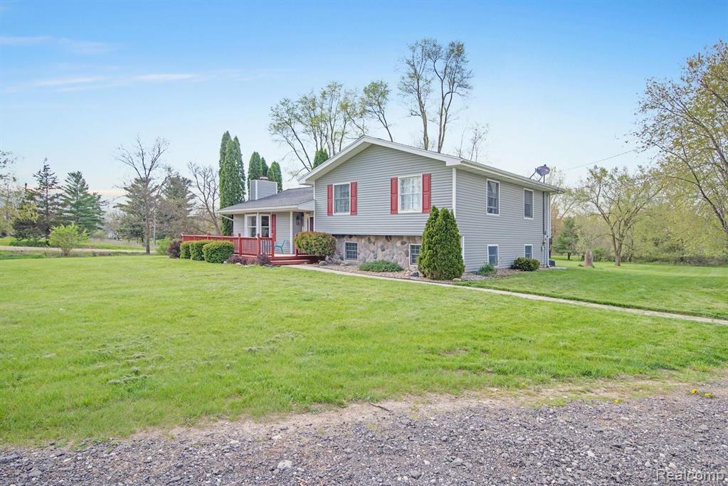 9015 Hogan Road Fenton, MI 48430 - Photo 4 of 37