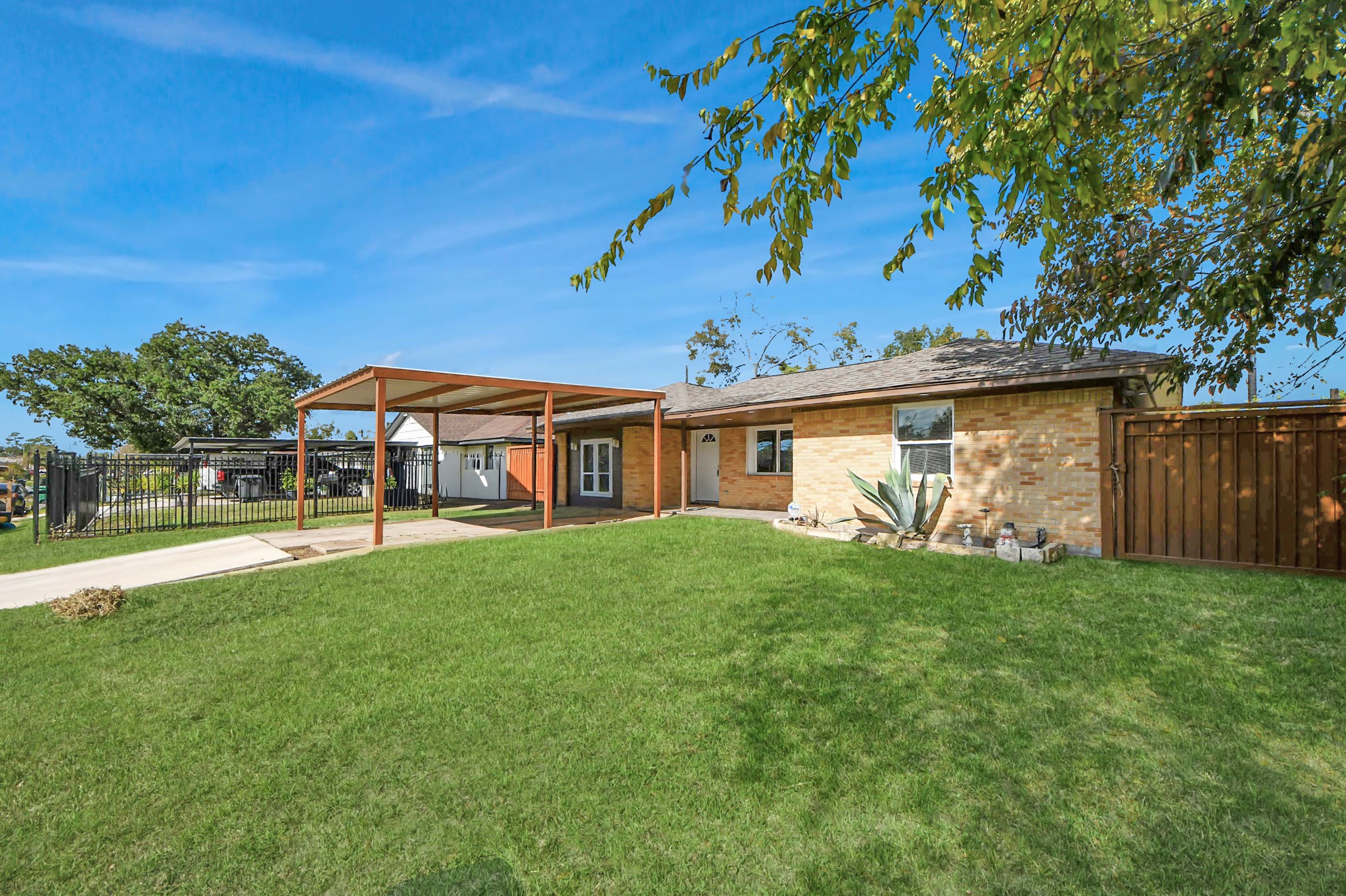 a view of a house with a backyard