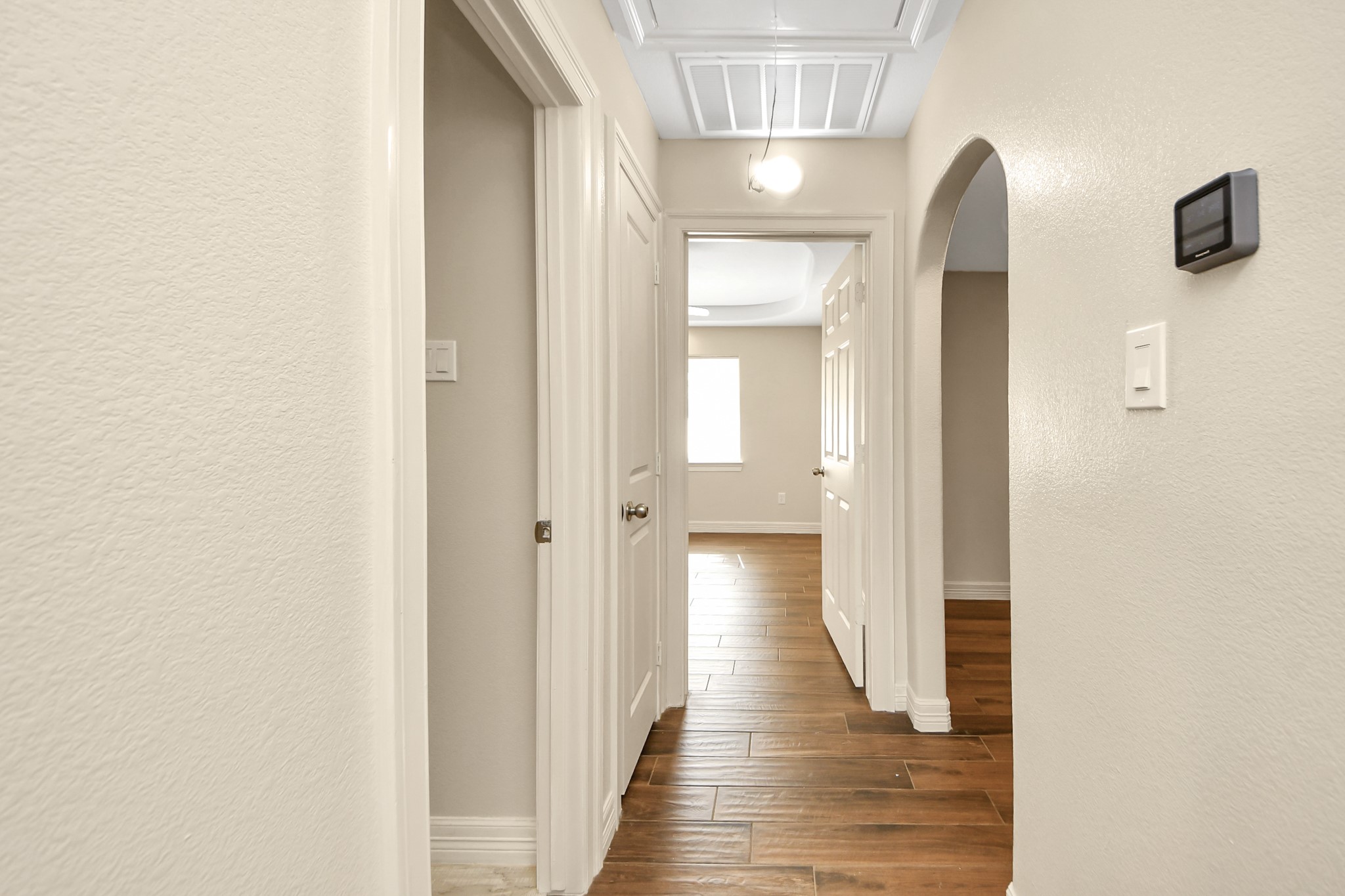 8925 Homewood Lane Houston, TX 77078 - Photo 25 of 28 a view of a bathroom from the hallway