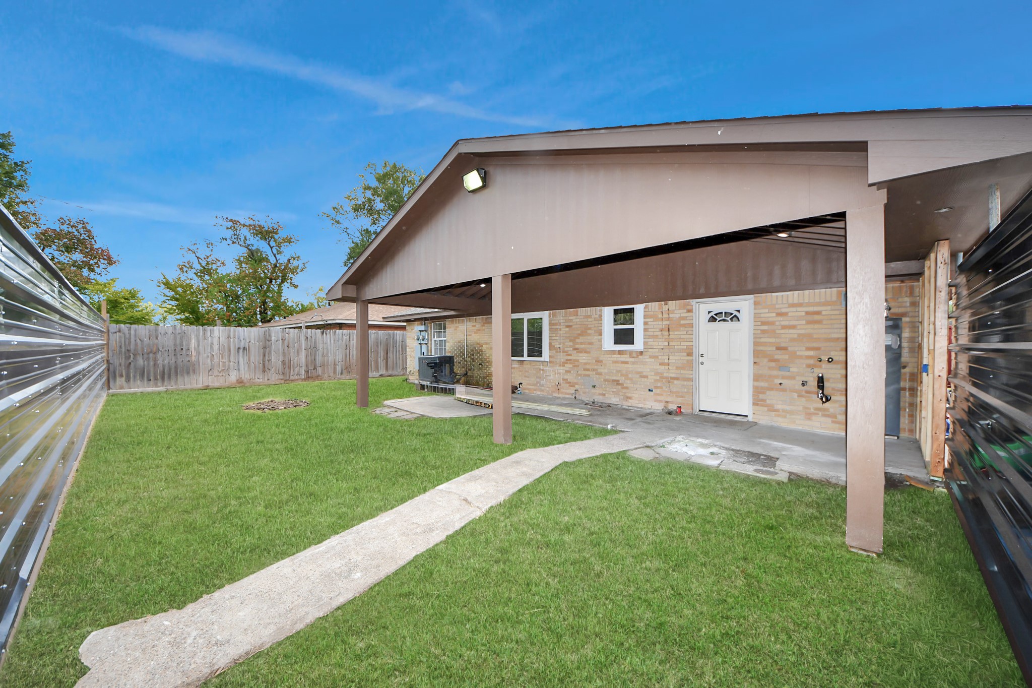 8925 Homewood Lane Houston, TX 77078 - Photo 27 of 28 a front view of a house with a yard and garage