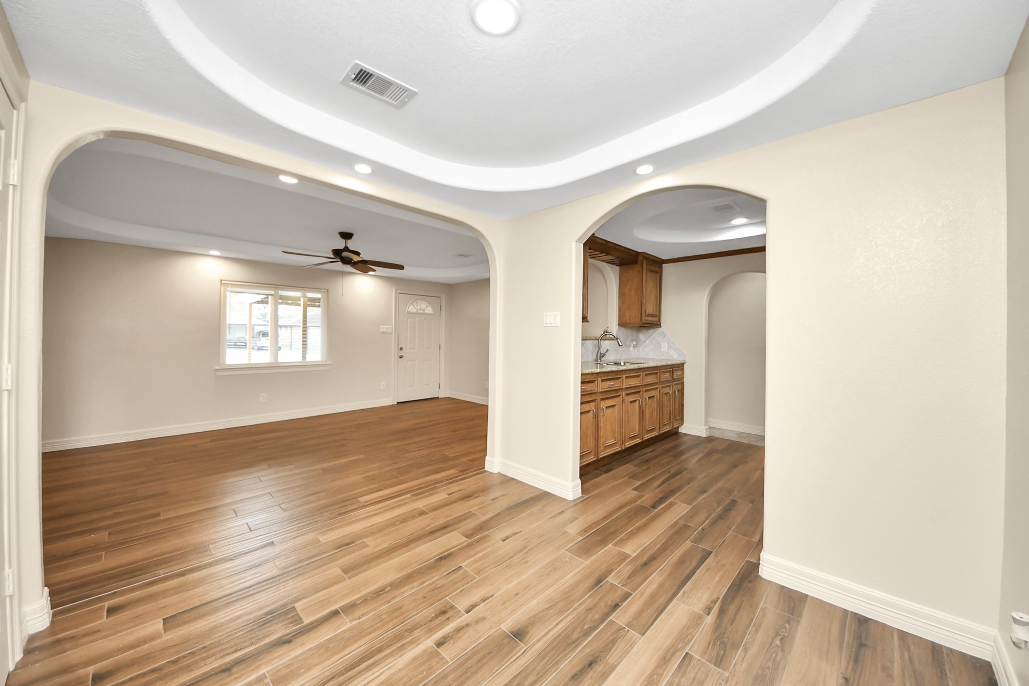 8925 Homewood Lane Houston, TX 77078 - Photo 7 of 28 a view of a hallway and wooden floor