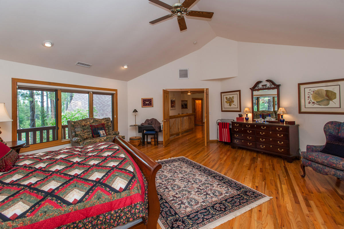 449-3744 Griffiths Spring Flagstaff, AZ 86005 - Photo 12 of 26 Spacious Main Floor Master