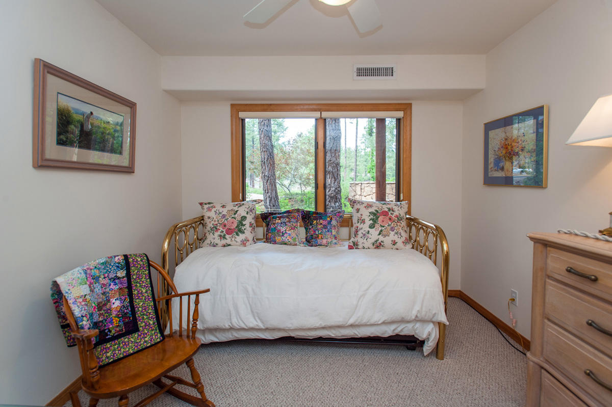 449-3744 Griffiths Spring Flagstaff, AZ 86005 - Photo 24 of 26 Guest Room