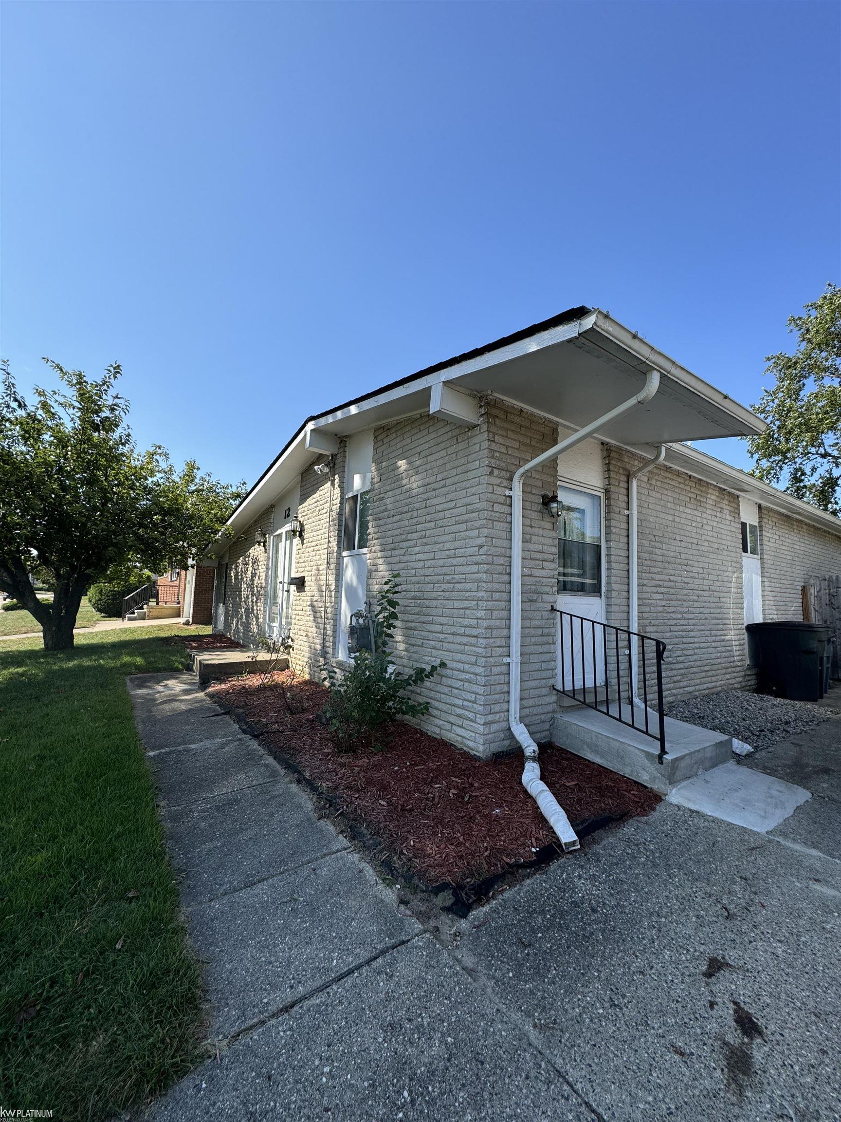 12 Barbara Street Mount Clemens, MI 48043 - Photo 3 of 31