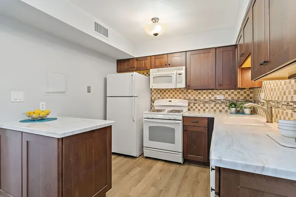 $185,000 | 112 Mullingar Court, Unit 1A, Schaumburg, IL 60193
