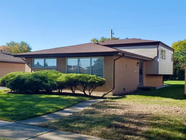 $2,800 | 2140 Eastview Drive, Des Plaines, IL 60018