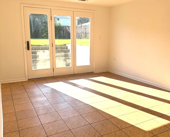 $2,800 | 2140 Eastview Drive, Des Plaines, IL 60018