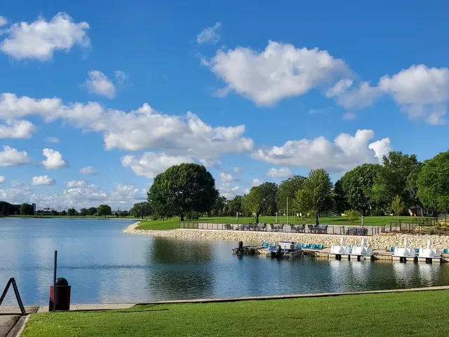 $2,800 | 2140 Eastview Drive, Des Plaines, IL 60018