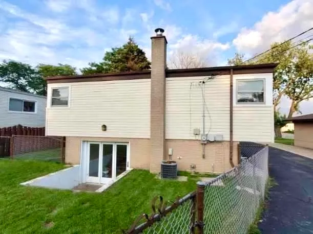 $2,800 | 2140 Eastview Drive, Des Plaines, IL 60018