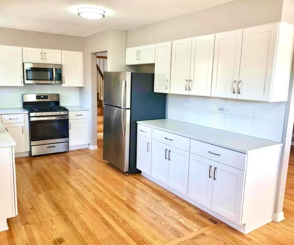 $2,800 | 2140 Eastview Drive, Des Plaines, IL 60018