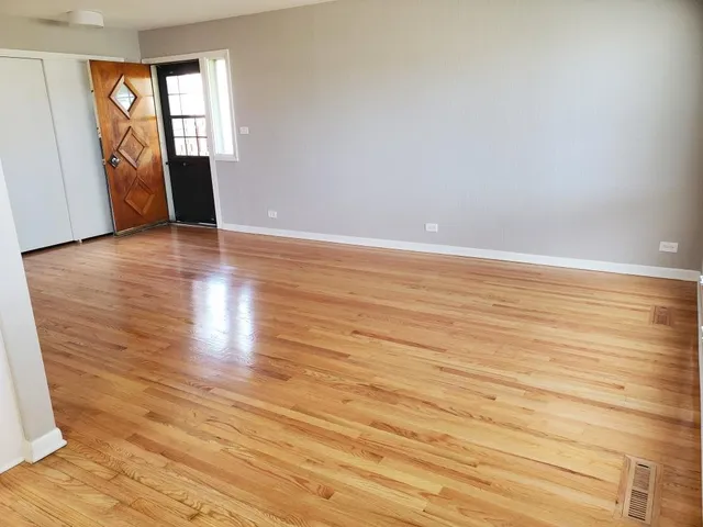 $2,800 | 2140 Eastview Drive, Des Plaines, IL 60018