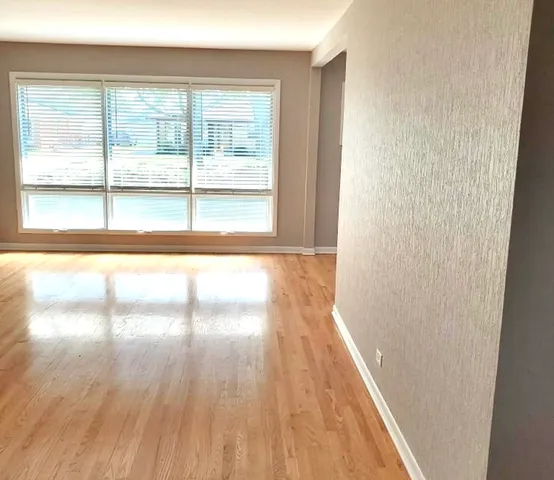 $2,800 | 2140 Eastview Drive, Des Plaines, IL 60018