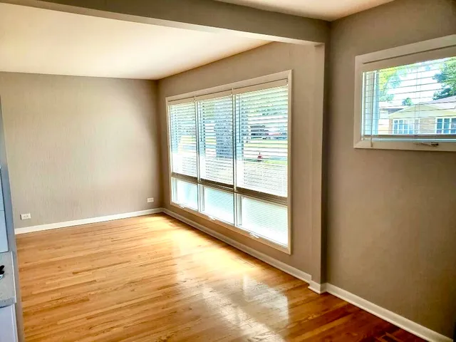 $2,800 | 2140 Eastview Drive, Des Plaines, IL 60018