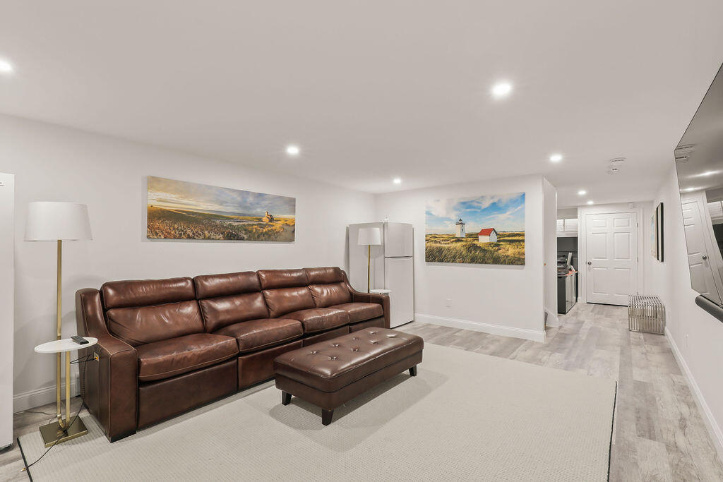 5 Fairfield Drive East Sandwich, MA 02537 - Photo 54 of 72 a living room with furniture