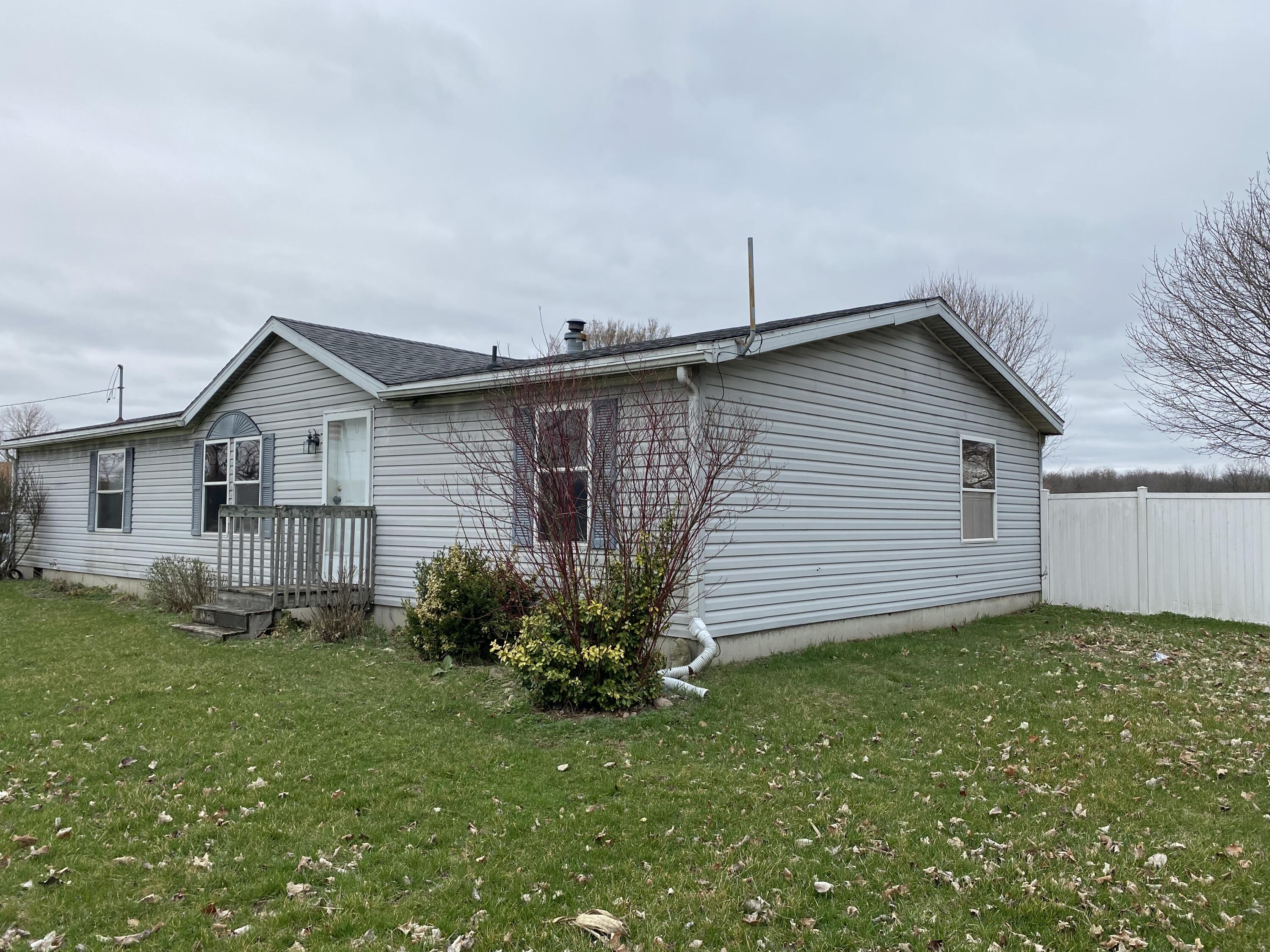 727 Clarendon Road Quincy, MI 49082 - Photo 2 of 22 IMG_2456