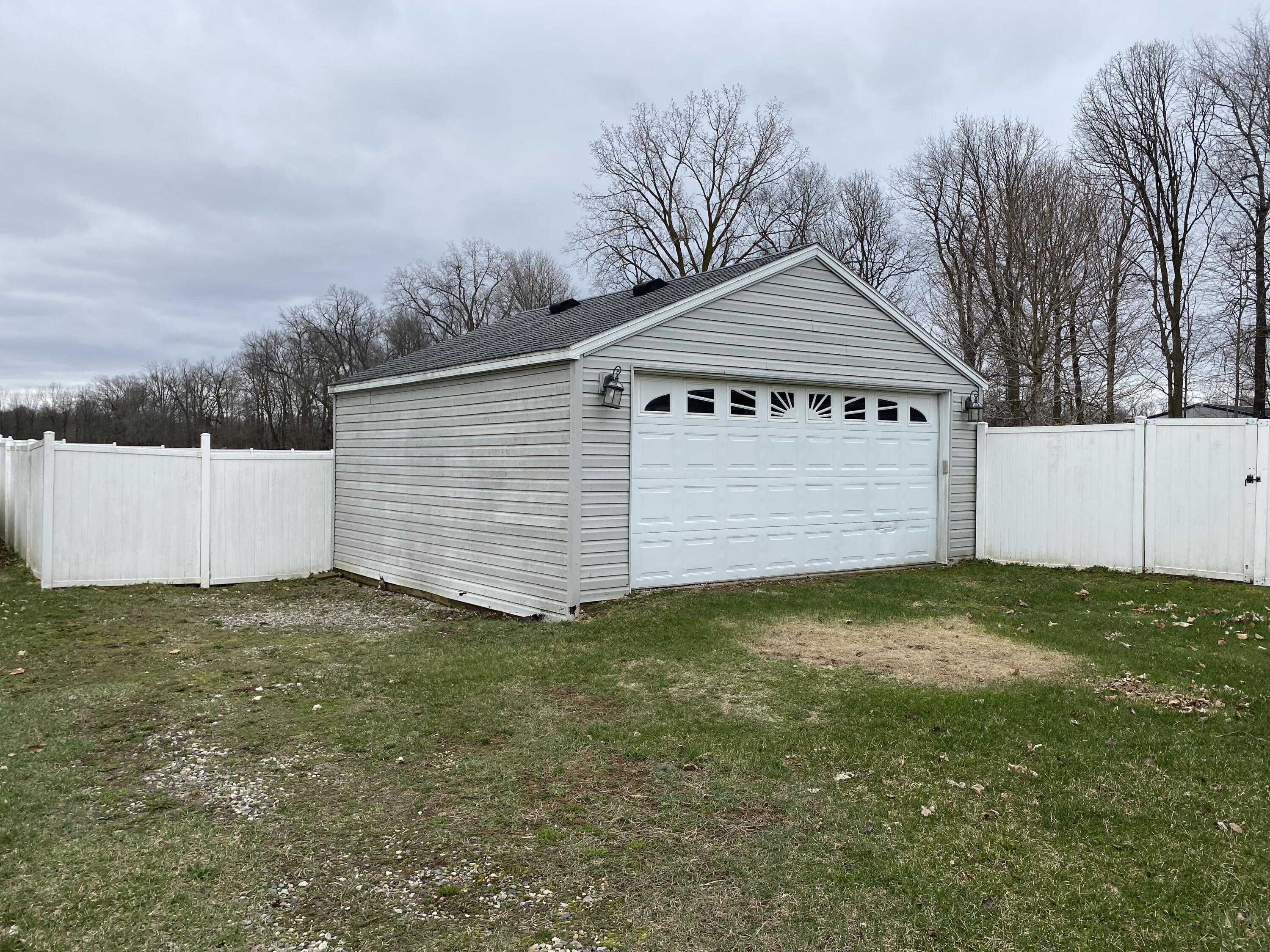 727 Clarendon Road Quincy, MI 49082 - Photo 4 of 22 IMG_2458