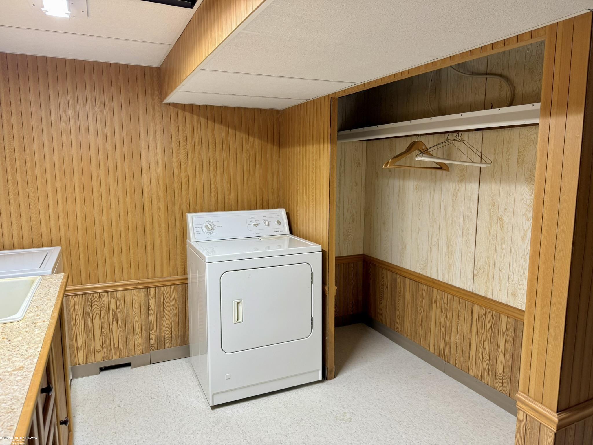 2218 Nancy Warren, MI 48092 - Photo 39 of 54 50186050-9bd1826e-77c2-4a7b-809c-e74f274c3c16.JPG