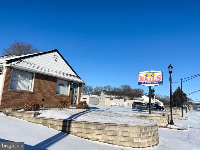 a view of a house with entertaining space