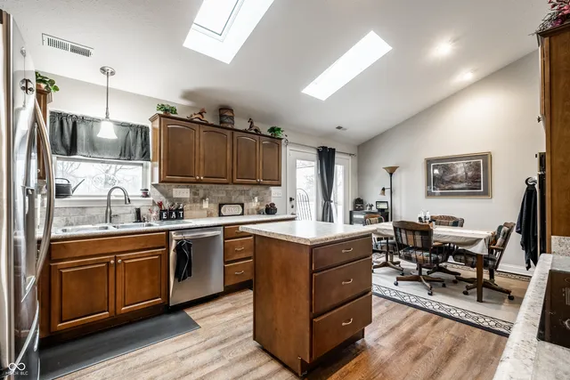 $425,000 | 6213 East US Highway 40, Greenfield, IN 46140