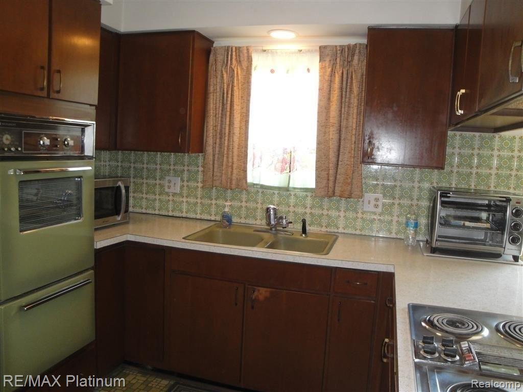 3901 North Burkhart Road Howell, MI 48855 - Photo 17 of 26 Double ovens & range top
