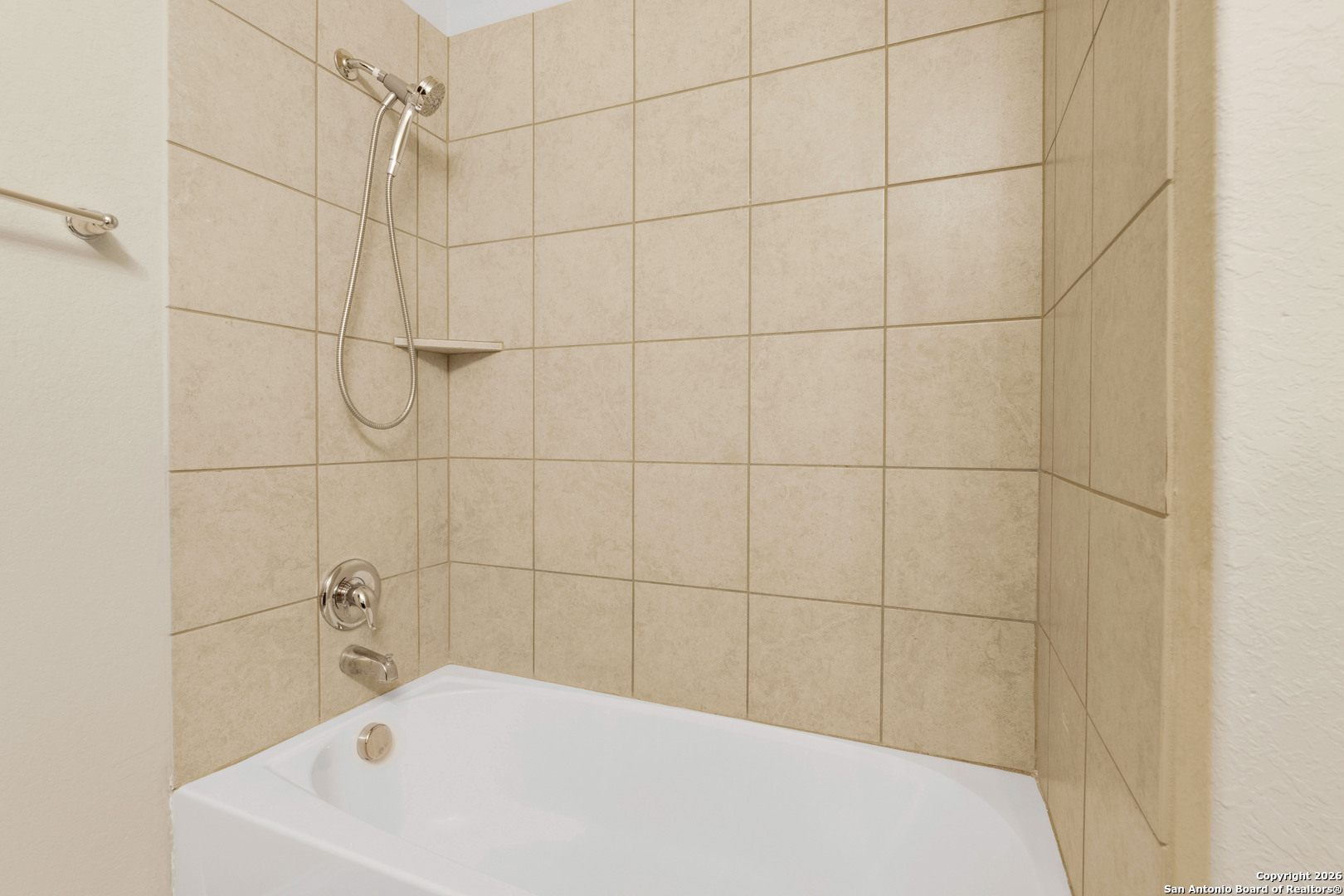 428 Kings Way Cibolo, TX 78108 - Photo 20 of 30 a bathroom with a white bathtub