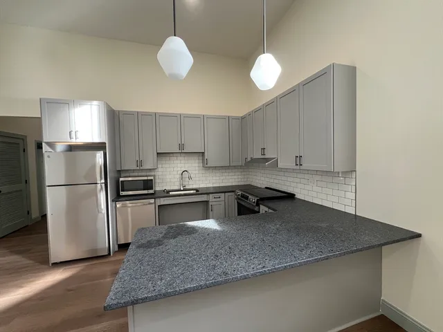 $2,195 | 160 Seabury Street, Unit 17, Fall River, MA 02720