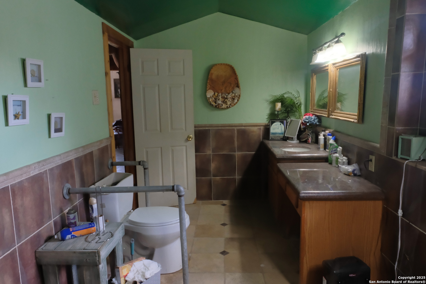 17585 Fargoer Way Marion, TX 78124 - Photo 11 of 34 a living room with furniture and a mirror