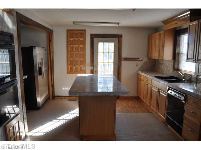 9284 Center Grove Church Road Clemmons, NC 27012 - Photo 6 of 9 Kitchen.