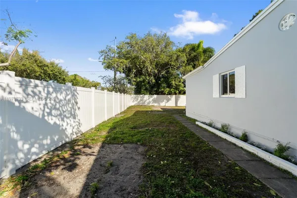 a view of a backyard